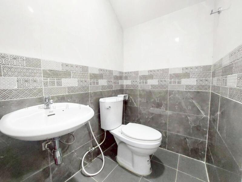 ขาย - ตึกแถว 2 ชั้น เมืองนครปฐม ถ.บรรเจิดใจราช ต.สนามจันทร์ อ.เมืองนครปฐม จ.นครปฐม 73000, นครปฐม