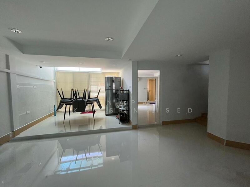 For Rent - 3-Bedroom Townhouse, Bangkok