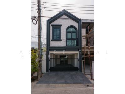 ขาย - ทาวน์เฮ้าส์ 2 ชั้น รีโนเวทใหม่ สไตล์ Modern French Classic ปรีดีพนมยงค์ 42, กรุงเทพ