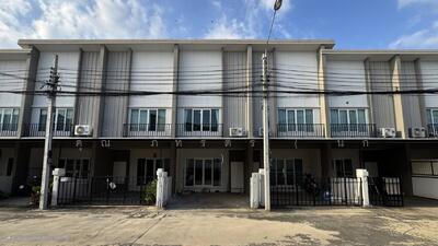 ขาย - Cher Watcharapol : เฌอ วัชรพล, กรุงเทพ