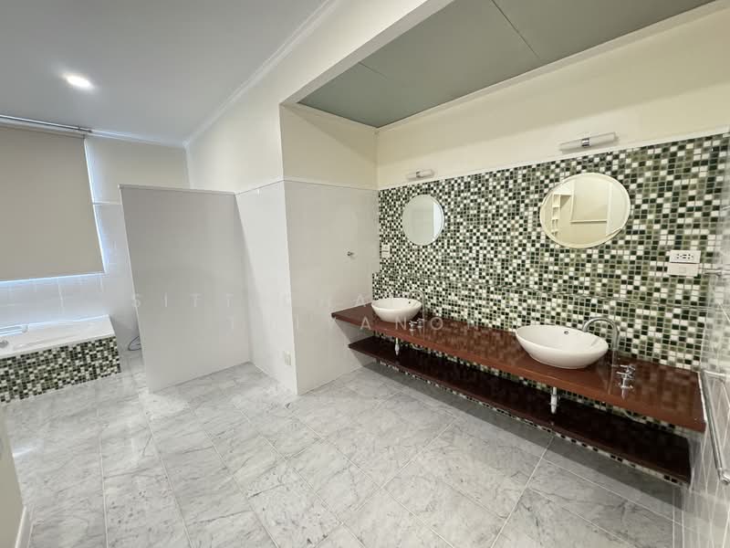 A Large House with Pool for Rent in Thonglor, Bangkok, Phra Kanong, Khlong Toei, Bangkok, 6 Bedrooms, 600 sqm, Single Detached House For Rent, by Sittichai (Ice) Tulyanon, 60256100 - DDproperty.com