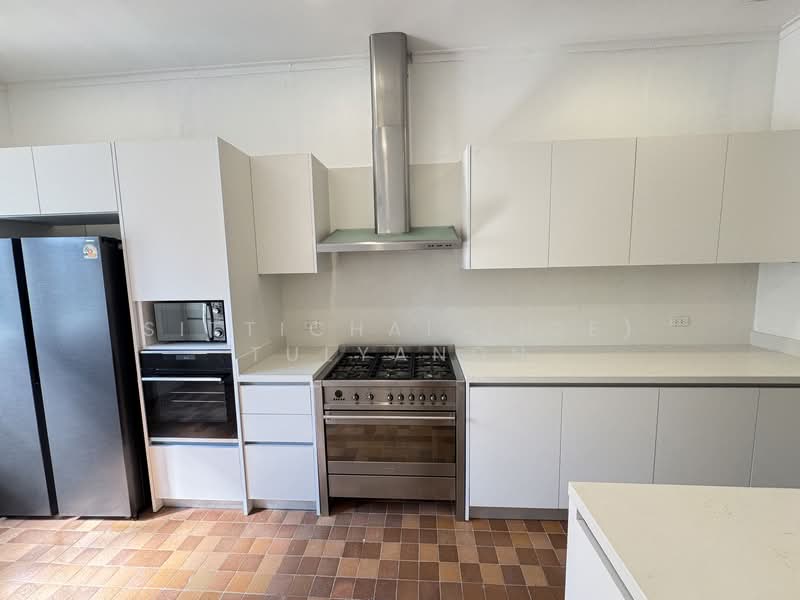 A Large House with Pool for Rent in Thonglor, Bangkok, Phra Kanong, Khlong Toei, Bangkok, 6 Bedrooms, 600 sqm, Single Detached House For Rent, by Sittichai (Ice) Tulyanon, 60256100 - DDproperty.com