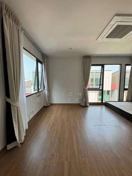 Baan Klang Muang Classe Sukhumvit 77, Bangkok, Soi On Nut 21, Suan Luang, Suan Luang, Bangkok, 3 Bedrooms, 259 sqm, Single Detached House For Rent, by Sittichai (Ice) Tulyanon, 60256871 - DDproperty.com