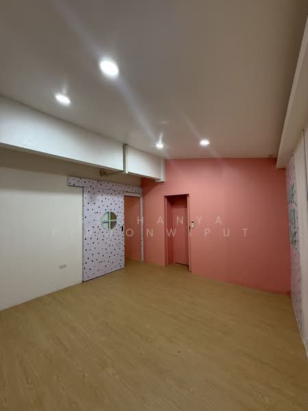 Space For Rent Office Showroom and Cafe Park Avenve Sukhumvit 71, Bangkok, สุขุมวิท 71, Khlong Tan Nua, Watthana, Bangkok, , 130 sqm, Office Space For Rent, by Suchanya Piboonwiput, 6196991 - DDproperty.com