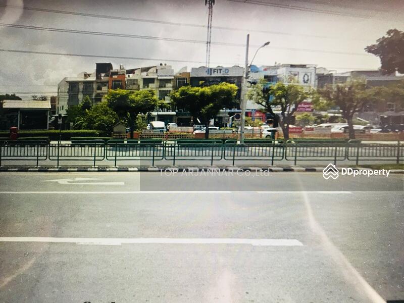 ฝั่งตรงข้ามที่ดิน