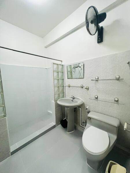 House for rent , Preedee 41 , Sukhumvit 71 , 4 beds 2 baths , Living , pet welcome ,Rent 62,000 B/m, Bangkok, สุขุมวิท 71, Phra Kanong Nua, Watthana, Bangkok, 4 Bedrooms, 240 sqm, Townhouse For Rent, by คัทยวรรณ หิรัญจิโรจน์, 6560788 - DDproperty.com