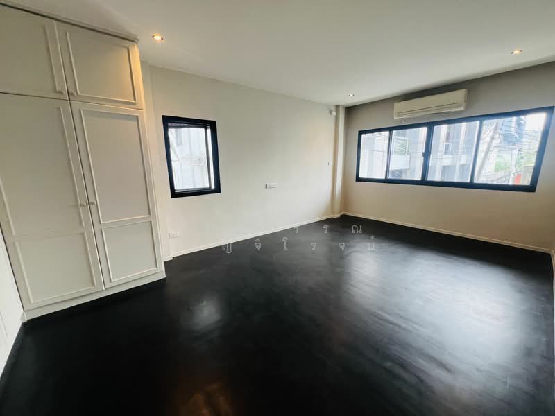 House for rent , Preedee 41 , Sukhumvit 71 , 4 beds 2 baths , Living , pet welcome ,Rent 62,000 B/m, Bangkok, สุขุมวิท 71, Phra Kanong Nua, Watthana, Bangkok, 4 Bedrooms, 240 sqm, Townhouse For Rent, by คัทยวรรณ หิรัญจิโรจน์, 6560788 - DDproperty.com