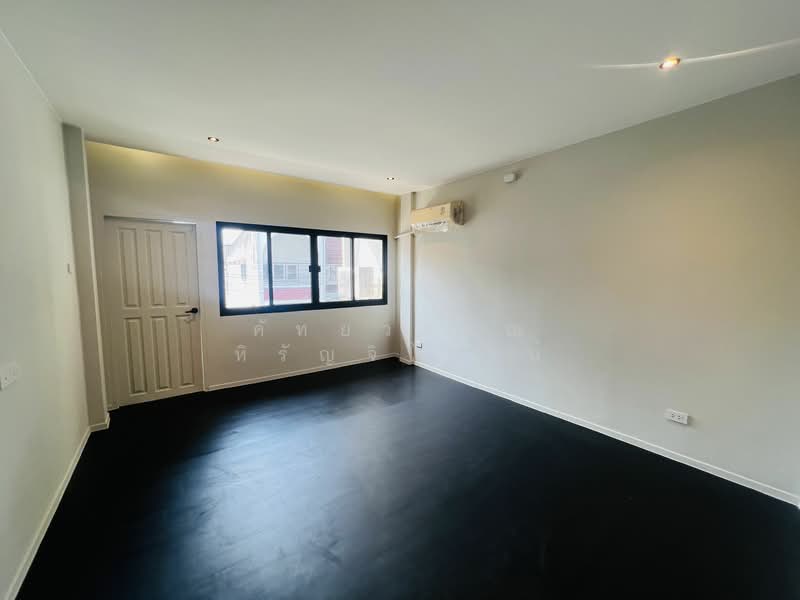 House for rent , Preedee 41 , Sukhumvit 71 , 4 beds 2 baths , Living , pet welcome ,Rent 62,000 B/m, Bangkok, สุขุมวิท 71, Phra Kanong Nua, Watthana, Bangkok, 4 Bedrooms, 240 sqm, Townhouse For Rent, by คัทยวรรณ หิรัญจิโรจน์, 6560788 - DDproperty.com