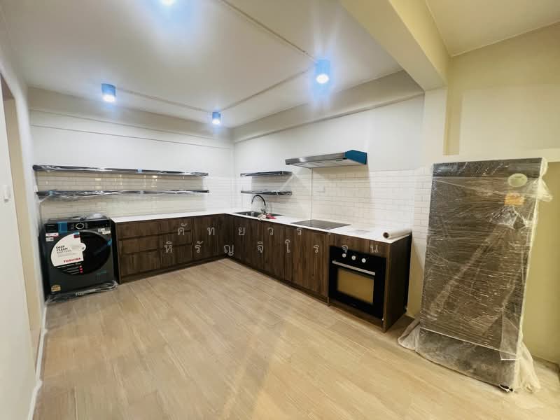 House for rent , Preedee 41 , Sukhumvit 71 , 4 beds 2 baths , Living , pet welcome ,Rent 62,000 B/m, Bangkok, สุขุมวิท 71, Phra Kanong Nua, Watthana, Bangkok, 4 Bedrooms, 240 sqm, Townhouse For Rent, by คัทยวรรณ หิรัญจิโรจน์, 6560788 - DDproperty.com