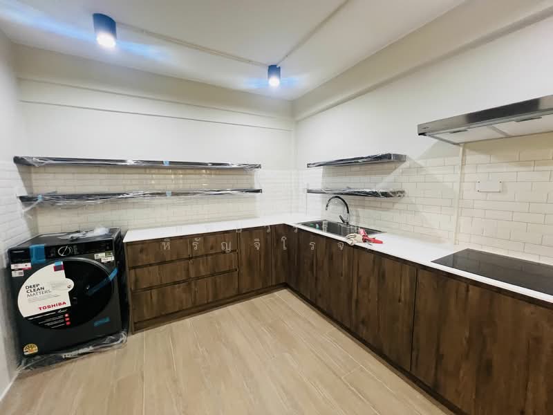 House for rent , Preedee 41 , Sukhumvit 71 , 4 beds 2 baths , Living , pet welcome ,Rent 62,000 B/m, Bangkok, สุขุมวิท 71, Phra Kanong Nua, Watthana, Bangkok, 4 Bedrooms, 240 sqm, Townhouse For Rent, by คัทยวรรณ หิรัญจิโรจน์, 6560788 - DDproperty.com