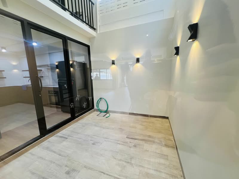 House for rent , Preedee 41 , Sukhumvit 71 , 4 beds 2 baths , Living , pet welcome ,Rent 62,000 B/m, Bangkok, สุขุมวิท 71, Phra Kanong Nua, Watthana, Bangkok, 4 Bedrooms, 240 sqm, Townhouse For Rent, by คัทยวรรณ หิรัญจิโรจน์, 6560788 - DDproperty.com