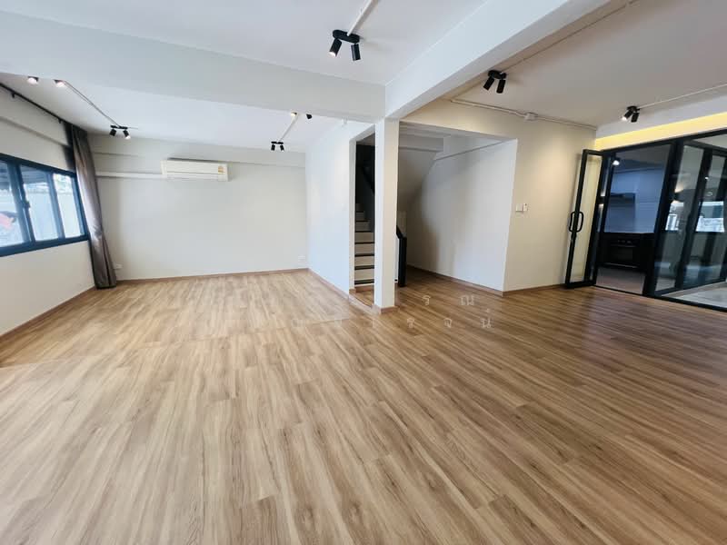 House for rent , Preedee 41 , Sukhumvit 71 , 4 beds 2 baths , Living , pet welcome ,Rent 62,000 B/m, Bangkok, สุขุมวิท 71, Phra Kanong Nua, Watthana, Bangkok, 4 Bedrooms, 240 sqm, Townhouse For Rent, by คัทยวรรณ หิรัญจิโรจน์, 6560788 - DDproperty.com