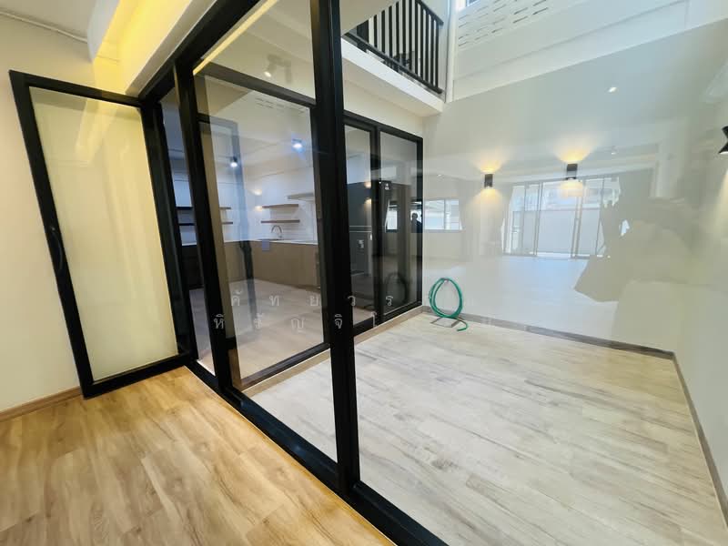 House for rent , Preedee 41 , Sukhumvit 71 , 4 beds 2 baths , Living , pet welcome ,Rent 62,000 B/m, Bangkok, สุขุมวิท 71, Phra Kanong Nua, Watthana, Bangkok, 4 Bedrooms, 240 sqm, Townhouse For Rent, by คัทยวรรณ หิรัญจิโรจน์, 6560788 - DDproperty.com