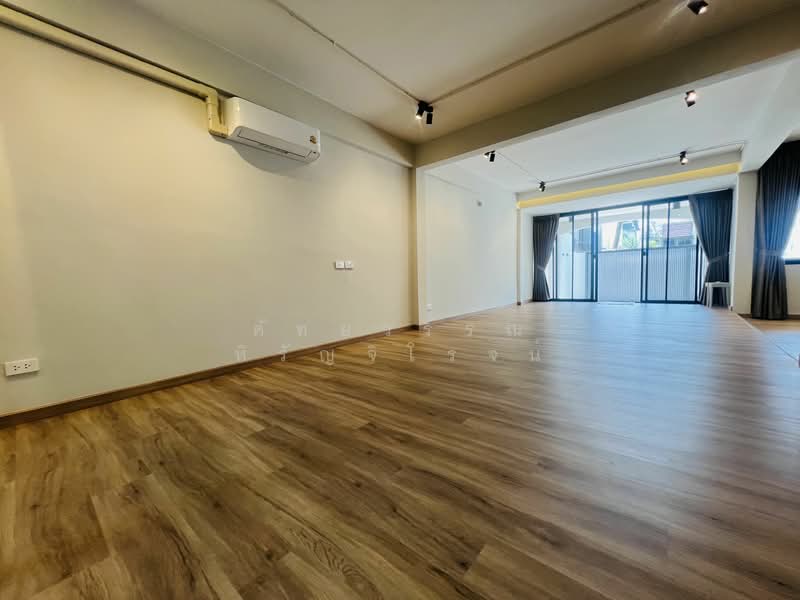 House for rent , Preedee 41 , Sukhumvit 71 , 4 beds 2 baths , Living , pet welcome ,Rent 62,000 B/m, Bangkok, สุขุมวิท 71, Phra Kanong Nua, Watthana, Bangkok, 4 Bedrooms, 240 sqm, Townhouse For Rent, by คัทยวรรณ หิรัญจิโรจน์, 6560788 - DDproperty.com