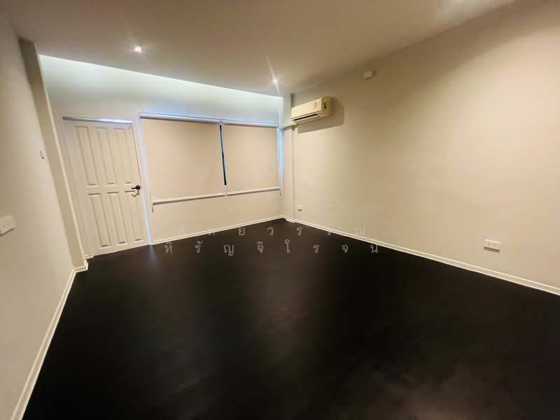 House for rent , Preedee 41 , Sukhumvit 71 , 4 beds 2 baths , Living , pet welcome ,Rent 62,000 B/m, Bangkok, สุขุมวิท 71, Phra Kanong Nua, Watthana, Bangkok, 4 Bedrooms, 240 sqm, Townhouse For Rent, by คัทยวรรณ หิรัญจิโรจน์, 6560788 - DDproperty.com