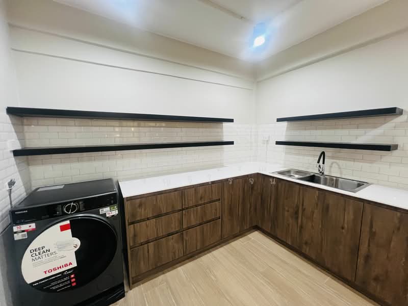 House for rent , Preedee 41 , Sukhumvit 71 , 4 beds 2 baths , Living , pet welcome ,Rent 62,000 B/m, Bangkok, สุขุมวิท 71, Phra Kanong Nua, Watthana, Bangkok, 4 Bedrooms, 240 sqm, Townhouse For Rent, by คัทยวรรณ หิรัญจิโรจน์, 6560788 - DDproperty.com