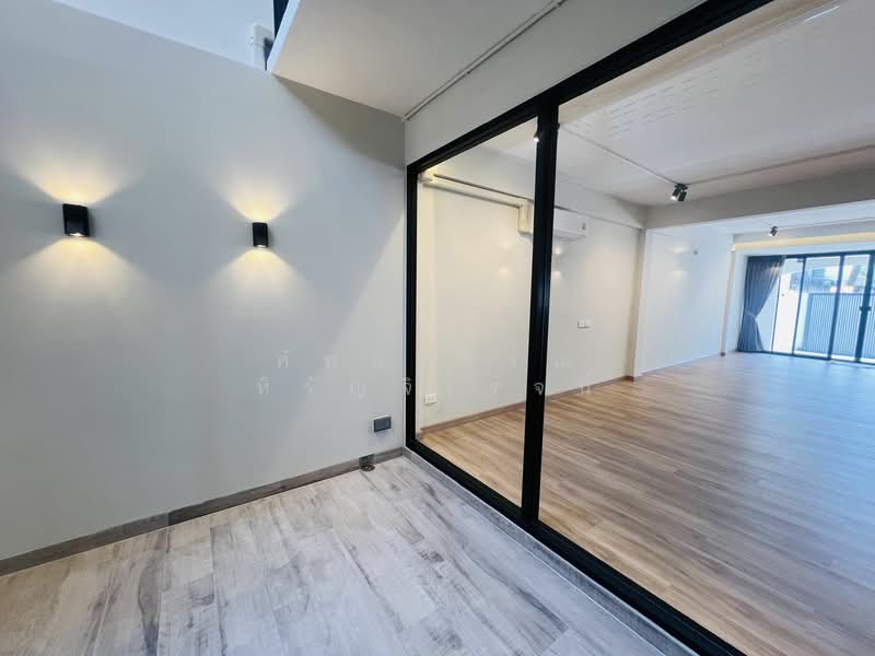 House for rent , Preedee 41 , Sukhumvit 71 , 4 beds 2 baths , Living , pet welcome ,Rent 62,000 B/m, Bangkok, สุขุมวิท 71, Phra Kanong Nua, Watthana, Bangkok, 4 Bedrooms, 240 sqm, Townhouse For Rent, by คัทยวรรณ หิรัญจิโรจน์, 6560788 - DDproperty.com