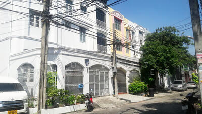 ขาย - ทาวน์เฮ้าส์ในเมือง พระรามเก้า หน้ากว้าง 6.7 เมตร ราคาไม่แพง, กรุงเทพ