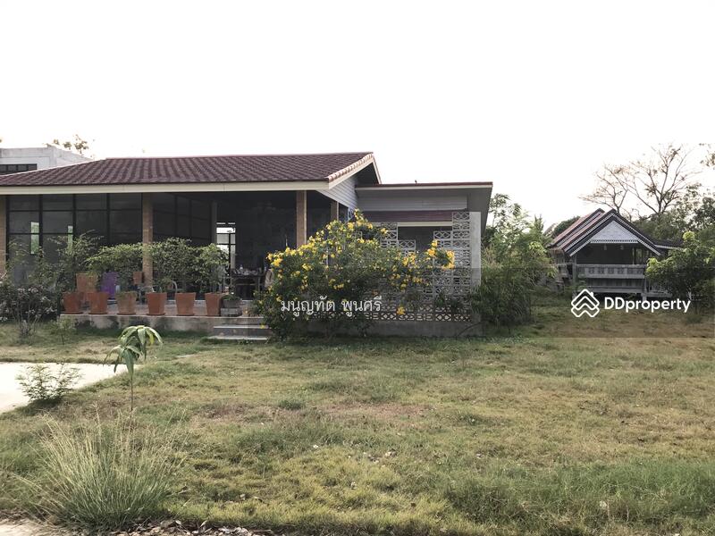 มุมด้านข้างบ้านหลังเล็ก