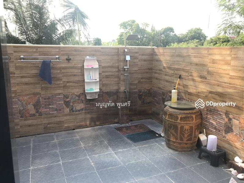 ห้องน้ำกลางแจ้งในบ้านหลังใหญ่