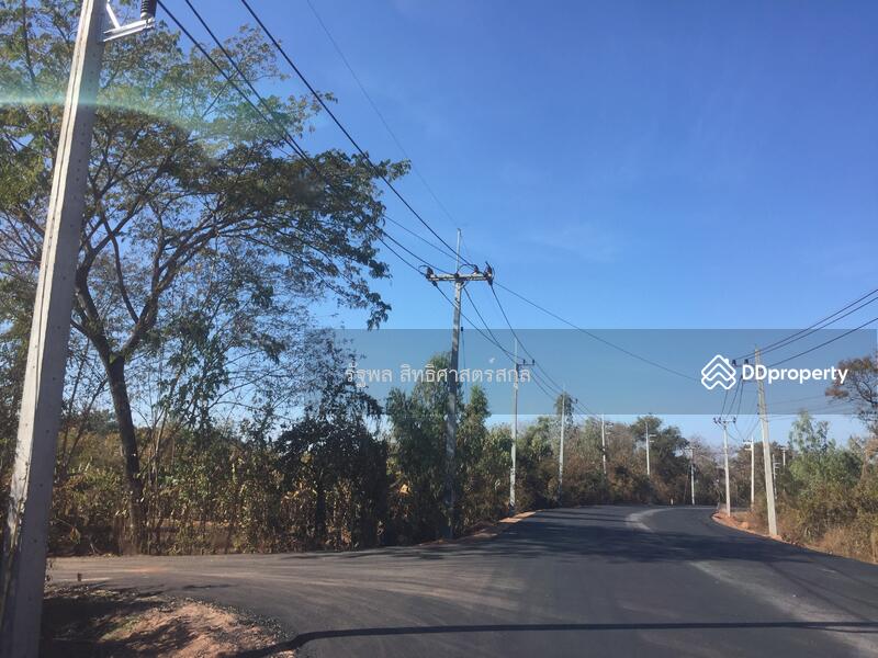 จากสามแยกตามรูปนี้ ที่ดินจะอยู่ฝั่งขวา