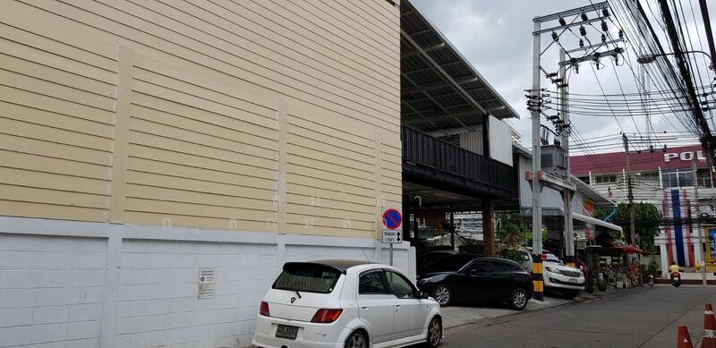 ด้านหน้าซอย 3 เป็นตลาดอาหาร