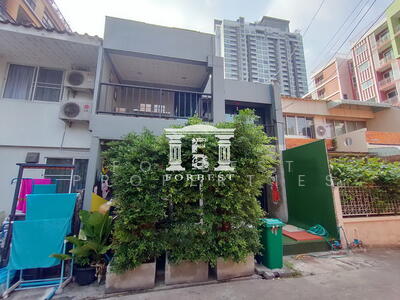 ขาย - 35456 - ขายทาวน์เฮ้าส์ พร้อมผู้เช่า ถนนสุขุมวิท 30 เนื้อที่ 27 ตร.ว., กรุงเทพ