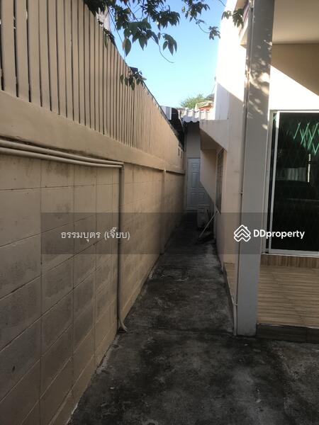มีพื้นที่ว่างด้านข้างซ้ายของตัวบ้านห่างจากเพื่อนบ้าน