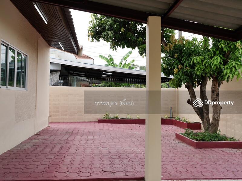 ลานพักผ่อนขนาดใหญ่หน้าบ้านสามารถทำสวนหรือทำเป็นพื้นที่จอดรถเพิ่มเติมได้