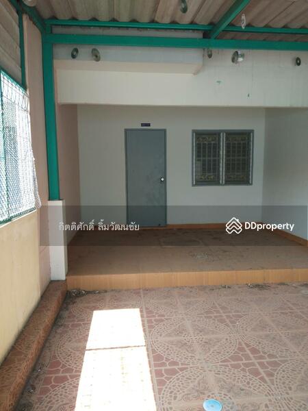 หน้าบ้านโรงกันแดด, จอดรถ