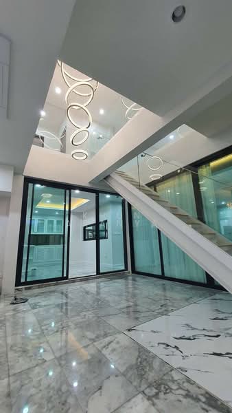 ให้เช่า - ให้เช่าบ้านเดี่ยวหลังใหญ่ 4 ชั้น ให้เช่า ทำเลทอง ทาวน์อินทาวน์ – เลียบด่วนรามอินทรา, กรุงเทพ