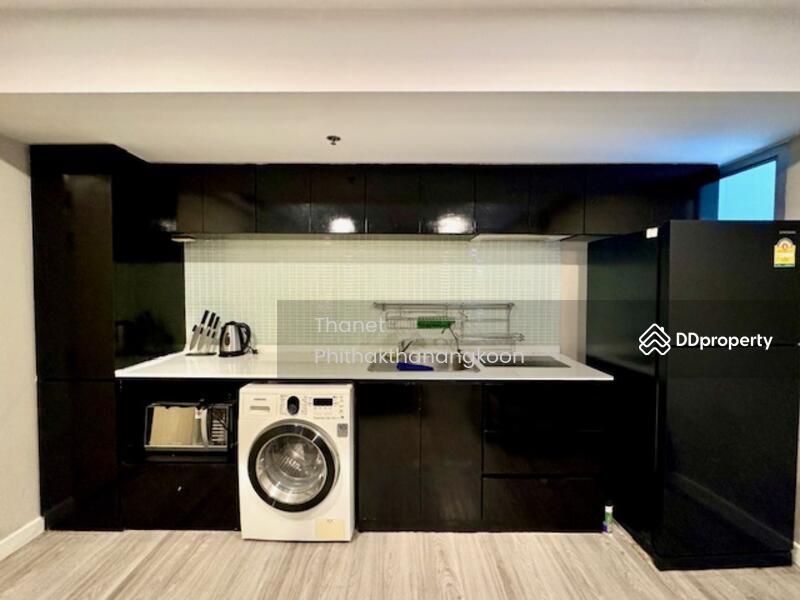 full size kitchen with hob and hood