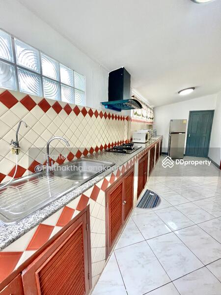 Spacious closed kitchen