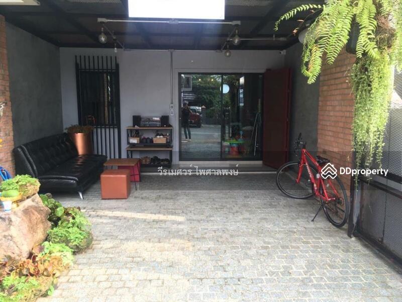 ขายถูก ทาวน์โฮม นวมินทร์ 163 หลังมุม (ตกแต่งสไตล์ลอฟท์ +ใกล้สถานีรถไฟฟ้า 1.5 Km.) 180 ตร.ม.