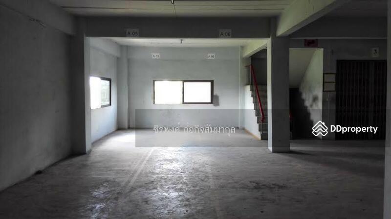 มีหน้าต่างสำหรับระบายอากาศรอบพื้นที่ 