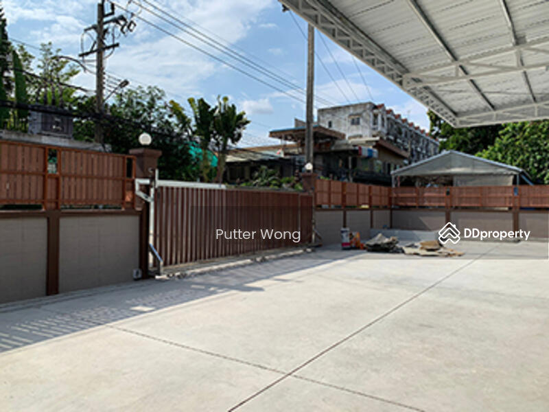 ลานจอดรถด้านหน้า ตอนเข้ามา