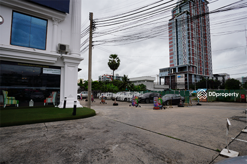 บริเวณหน้าตึก