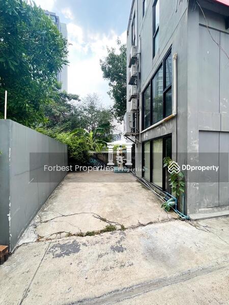 ขาย - อาคารสำนักงานติดพัฒนาการใกล้แยกคลองตัน ทำเลดีเหมาะทำธุรกิจ 2 คูหา, กรุงเทพ