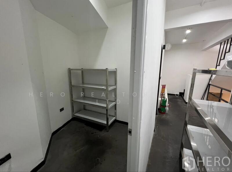 ให้เช่า - For Rent Bangkok Shophouse Ekkamai BTS Ekkamai Watthana BRE14877, กรุงเทพ