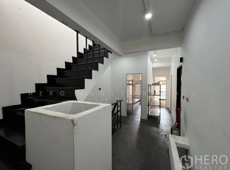 For Rent - For Rent Bangkok Shophouse Ekkamai BTS Ekkamai Watthana BRE14877, Bangkok