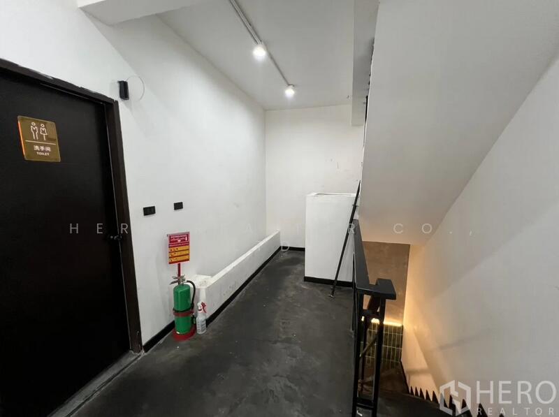 ให้เช่า - For Rent Bangkok Shophouse Ekkamai BTS Ekkamai Watthana BRE14877, กรุงเทพ