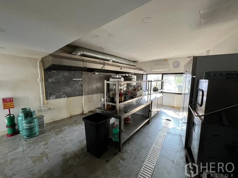 For Rent - For Rent Bangkok Shophouse Ekkamai BTS Ekkamai Watthana BRE14877, Bangkok