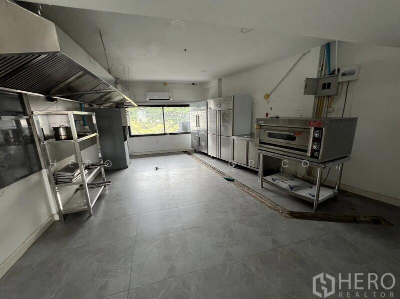 For Rent - For Rent Bangkok Shophouse Ekkamai BTS Ekkamai Watthana BRE14877, Bangkok