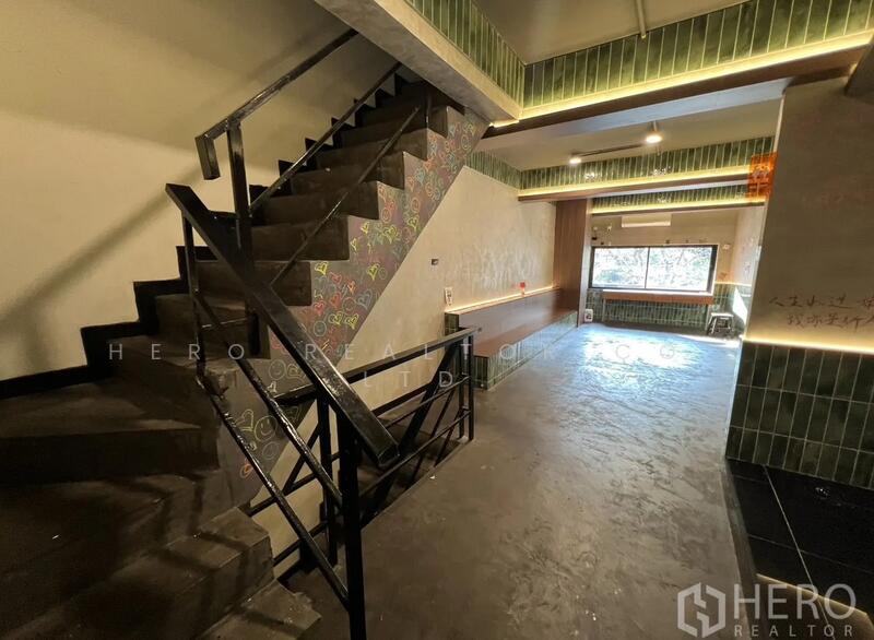 ให้เช่า - For Rent Bangkok Shophouse Ekkamai BTS Ekkamai Watthana BRE14877, กรุงเทพ