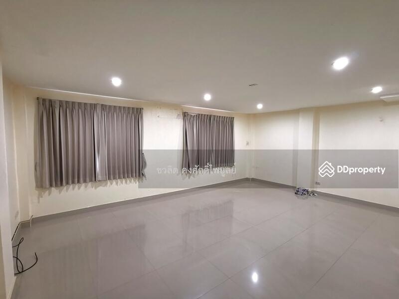 ห้องนี้อยู่ชั้น 2 สามารถทำเป็นห้องประชุมได้ มีการเดินสายไฟบริเวณเพดาน สำหรับรองรับโปรเจกเตอร์