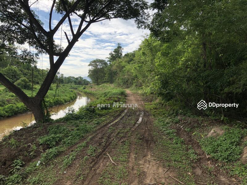 ที่ดินอยู่ติดคลองชลประทาน (ด้านขวาคือที่ดิน)
