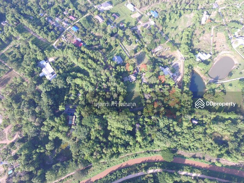 ภาพมุมสูงด้านล่างจะเห็นคลองชลประทาน