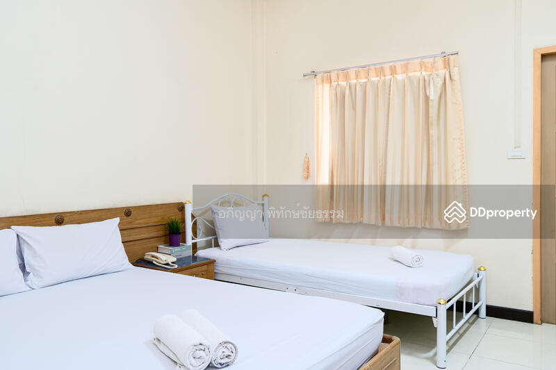 เตียง ห้องนอนสำหรับ 3 คน บนตึก ขายโรงแรมในนครสวรรค์ Hotel resort in Nakhonsawan