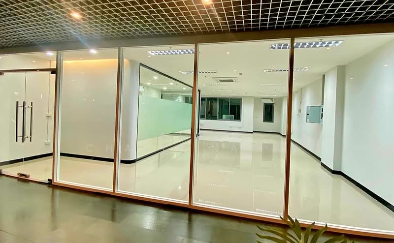 Office space in plaza near BTS Ekkamai for rent 41 sqm. 25,568/month, Bangkok, Ramada, Bang Chak, Phra Khanong, Bangkok, , 92 sqm, Retail Space For Rent, by Ratana Chatthinawat, 8604105 - DDproperty.com