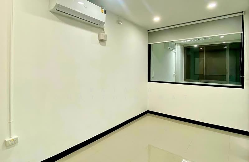 Office space in plaza near BTS Ekkamai for rent 41 sqm. 25,568/month, Bangkok, Ramada, Bang Chak, Phra Khanong, Bangkok, , 92 sqm, Retail Space For Rent, by Ratana Chatthinawat, 8604105 - DDproperty.com